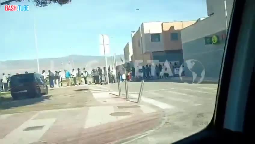  Нелегальные мигранты выстраиваются в очередь в полицейском участке в испанской Альмерии