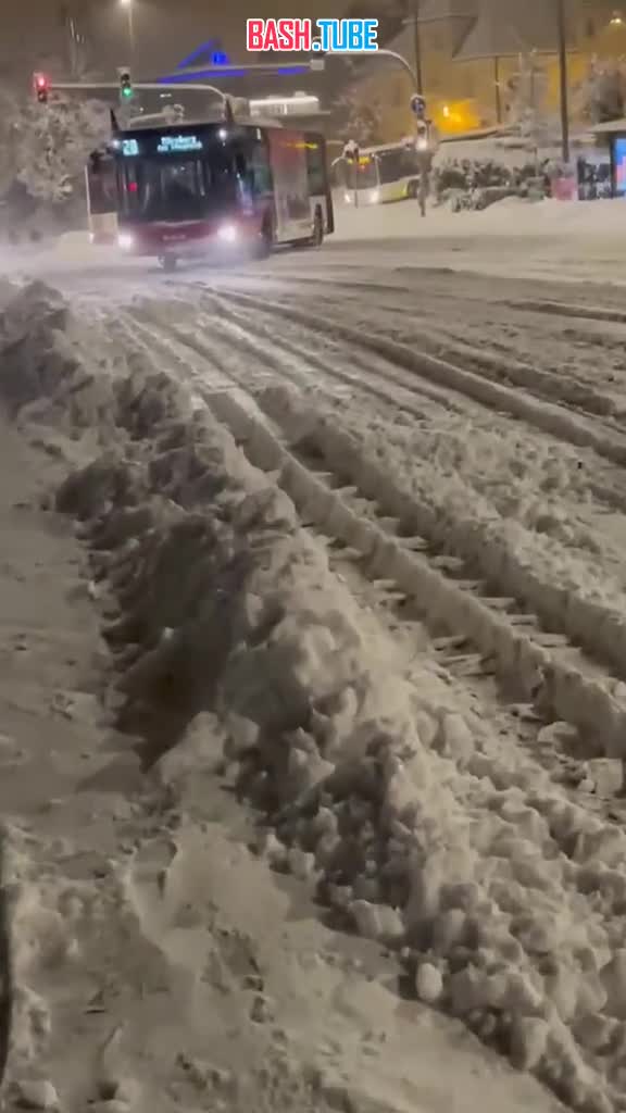  Незначительный по российским меркам снегопад (менее 5 см снега) парализовал дорожное движение в немецком регионе Бавария