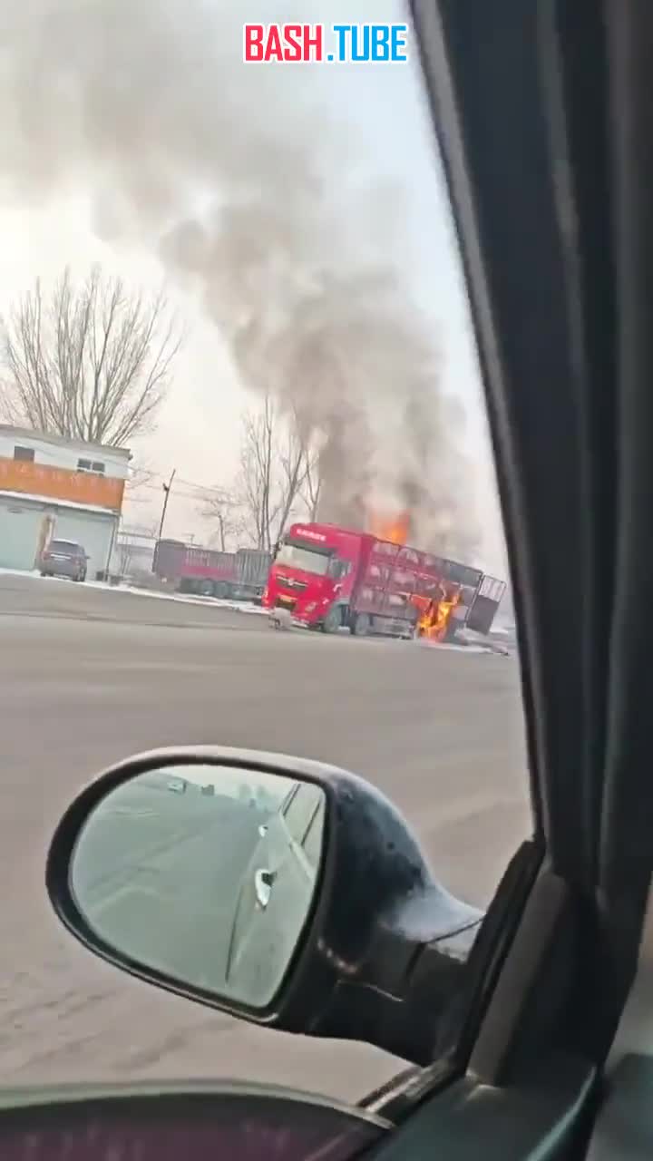  В китайской провинции Гуанчжоу загорелась фура-свиновоз
