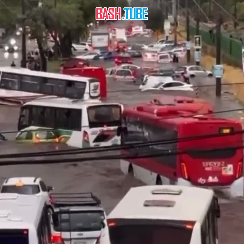  Десятки автомобилей оказались под водой из-за шторма в Чили