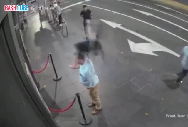  В Австралии пьяный мужчина хотел кинуть стул в охранника стрип-клуба, но попал в голову своему приятелю