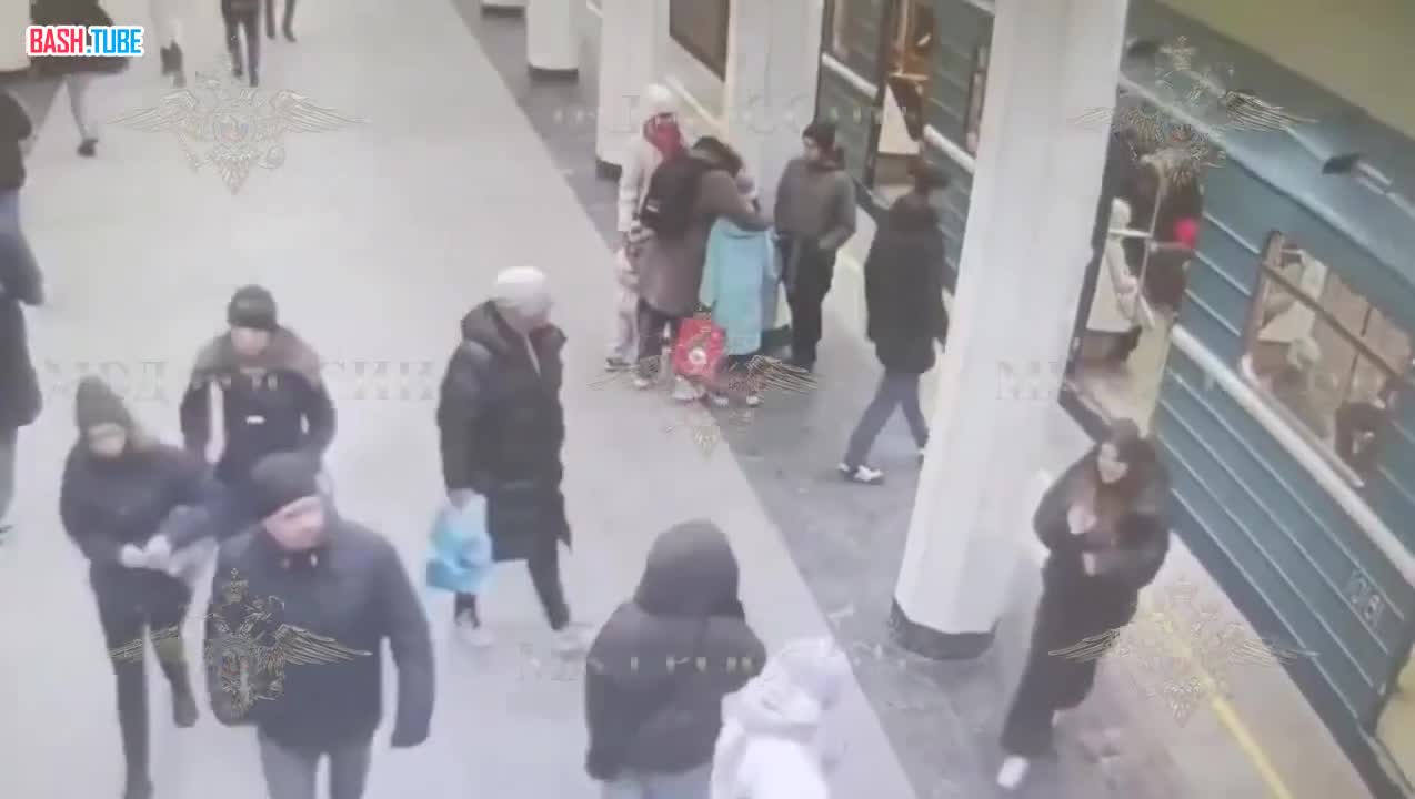  Осмелевший после выпивки мужчина ударил пассажира ногой по голове и разбил стекло вагона метро в Москве