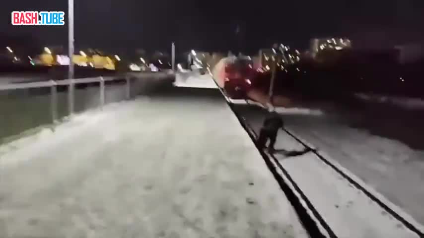  Питерские зацеперы привязали ватрушку к электричке, чтобы прокатиться с ветерком