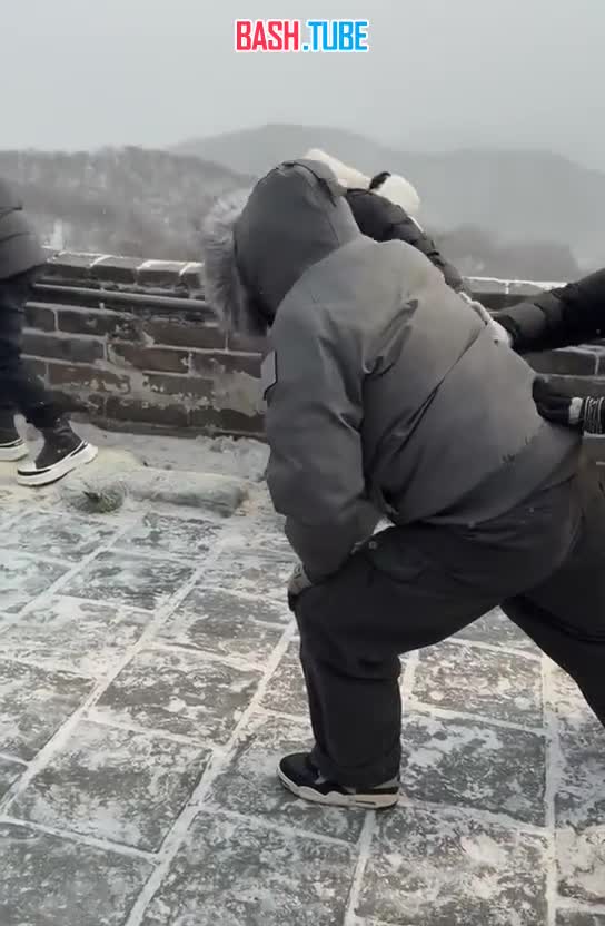  Гололёд и сильные морозы по-прежнему не останавливают туристов в Китае от прогулки по Великой китайской стене