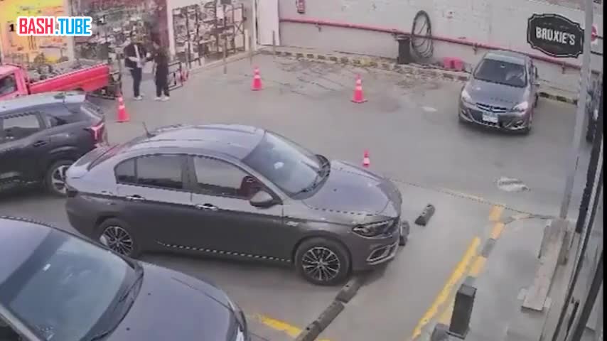  Земля разверзлась и поглотила два магазина на АЗС в Каире