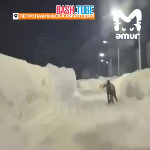  Втискиваться в двухметровые сугробы приходится школьникам по дороге на занятия в Петропавловске-Камчатском