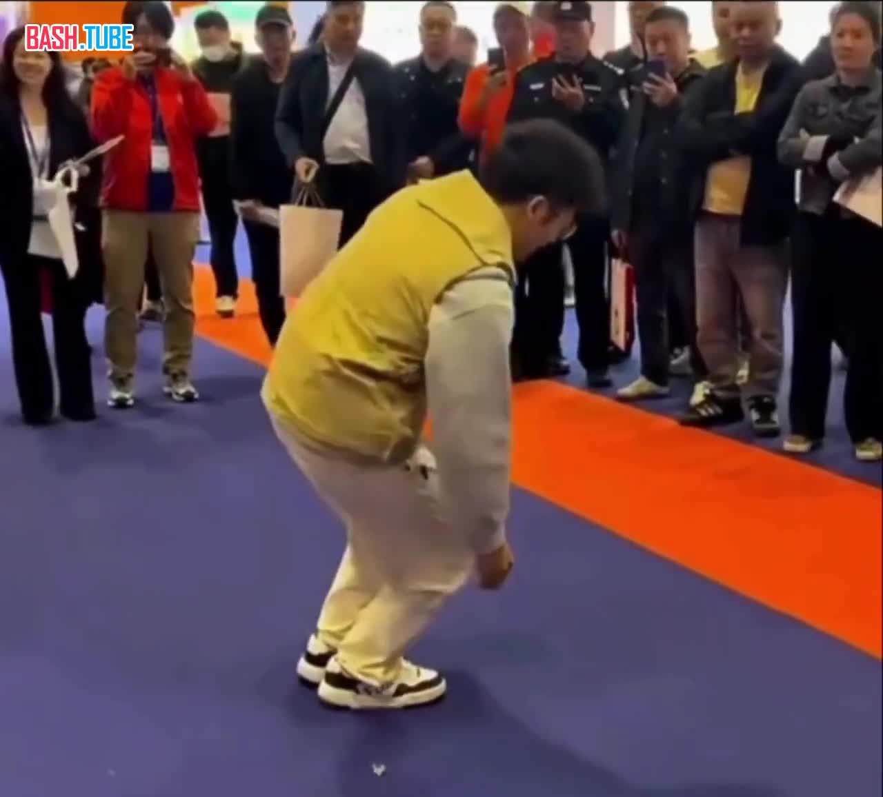  Китайцы создали специальные куртки с подушками безопасности для пожилых