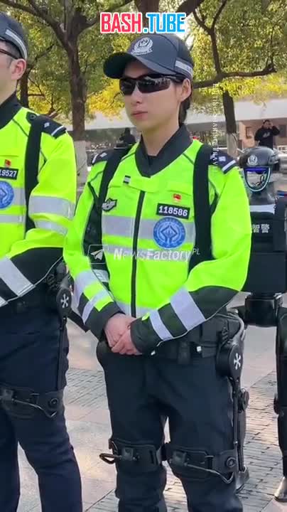  Полицейские в Ханчжоу на юго-востоке Китая начали использовать экзоскелеты