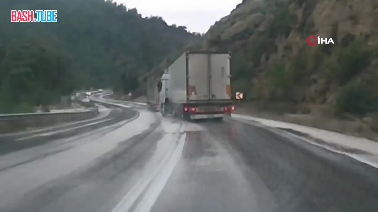  За секунду до: грузовик едва не влетел во встречные автомобили на скользкой из-за дождя дороге в турецком Бодруме