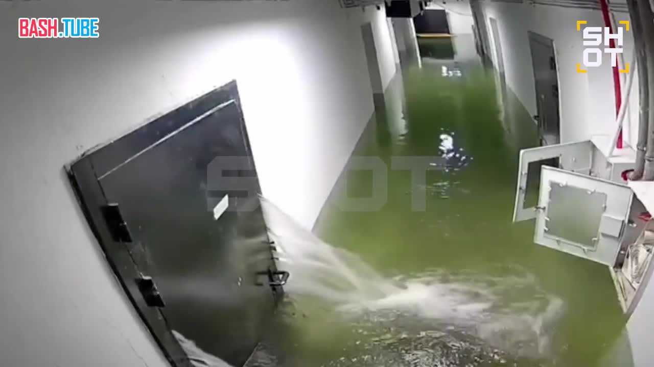  Мощный поток воды вырвал металлическую дверь и затопил подземный паркинг в ЖК «Дуэт» в Хабаровске