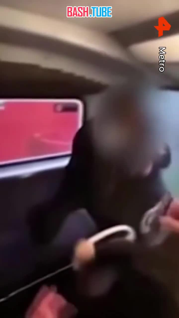  Британский школьник выкинул приятеля из движущегося автобуса и улетел за ним