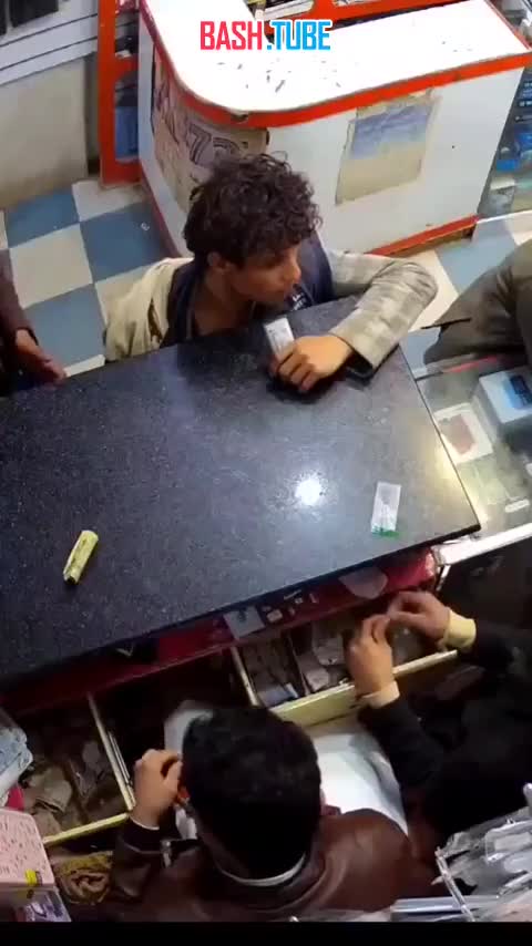  В Индии парень от скуки прикусил аккумулятор и он в этот момент взорвался