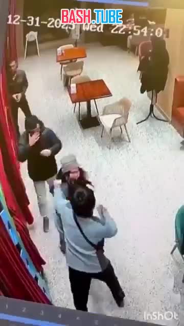  В Казахстане посетители устроили драку с женщиной из-за разлитого на диван чая