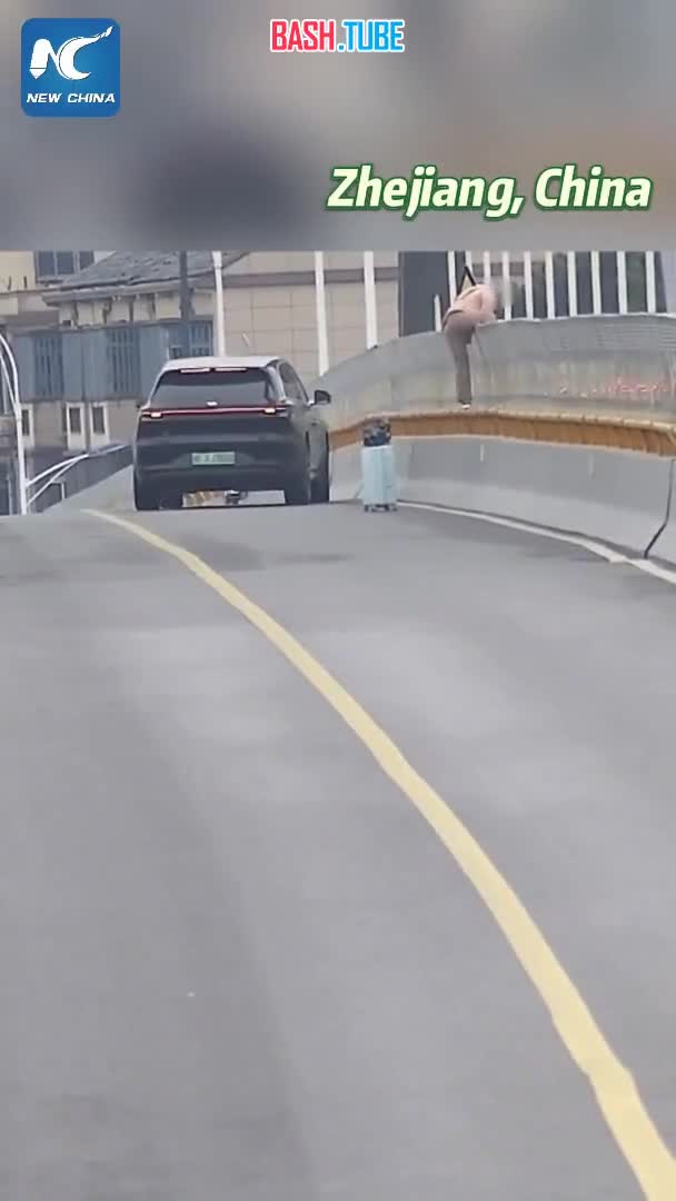  В Китае мужчина спас женщину, собиравшуюся прыгнуть с моста