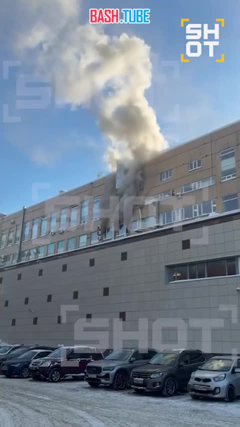  Чёрный дым прямо сейчас валит из здания «Известий» в Партийном переулке в Москве