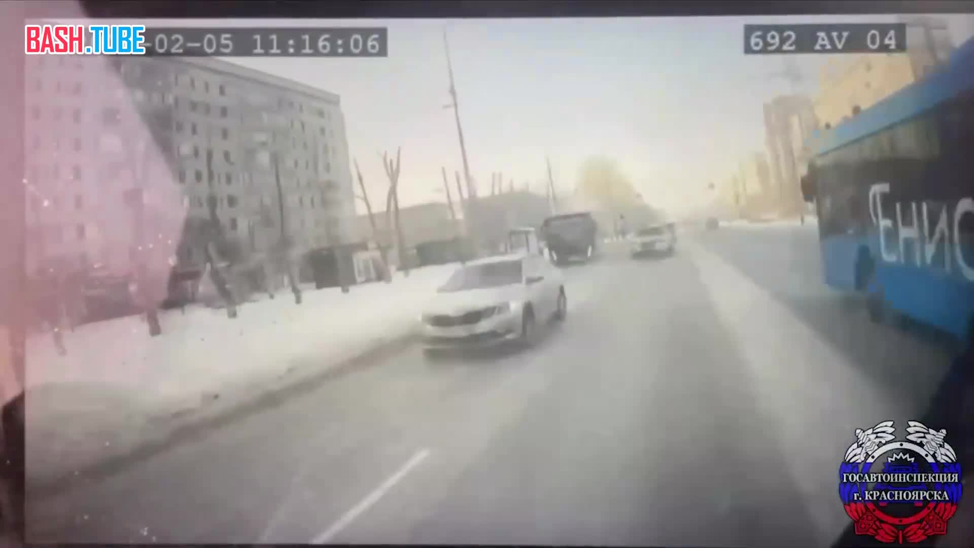  Набитый пассажирами ПАЗик влетел в автобус в Красноярске. Люди попадали на пол, есть пострадавшие