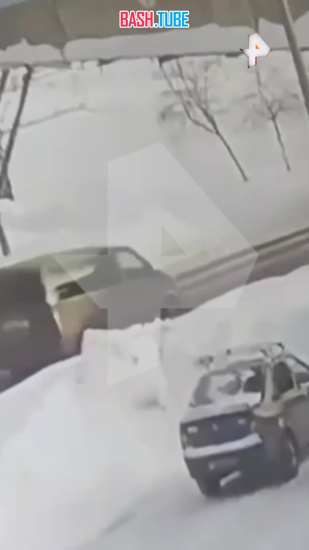  Самосвал снес трубы системы отопления в Нижнем Новгороде. Водитель забыл опустить кузов