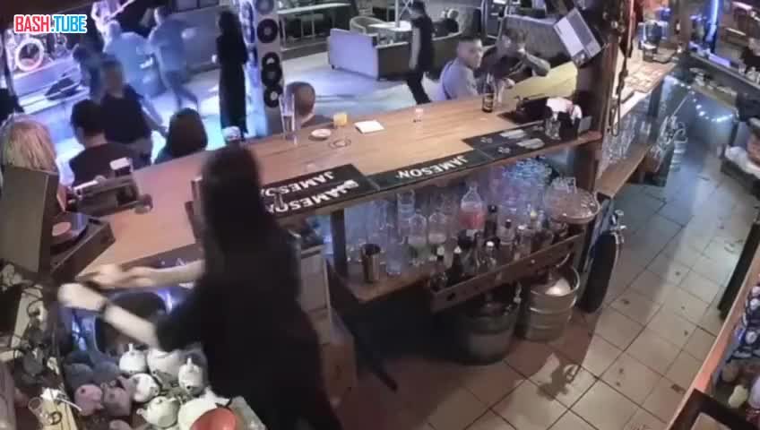  Пьяный мужчина разбил стакан о лицо незнакомца, которого принял за своего приятеля, - нападавшего будут судить