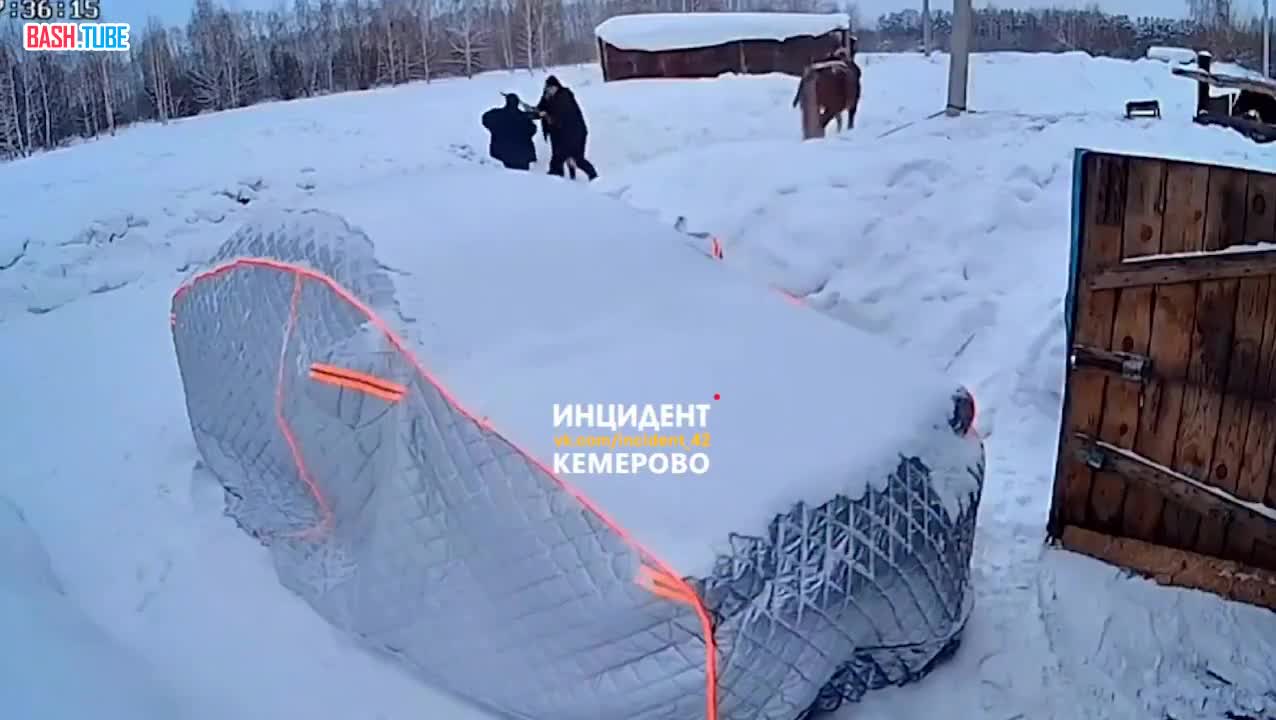  В Кемерове мужик избил соседскую семью лопатой