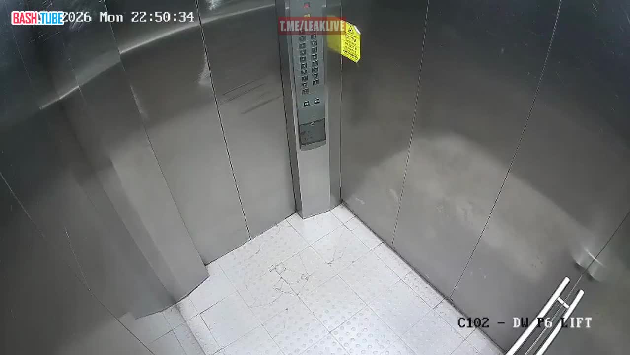  На записи с камеры видеонаблюдения запечатлены взрывающиеся в лифте воздушные шары в индийском Мумбаи