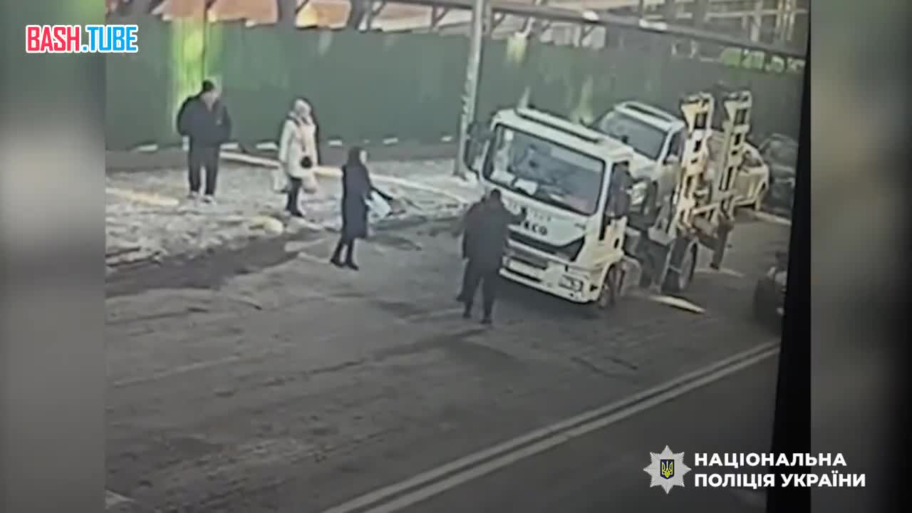  В Киеве неадекват вырубил водителя эвакуатора за то, что тот забрал его автомобиль