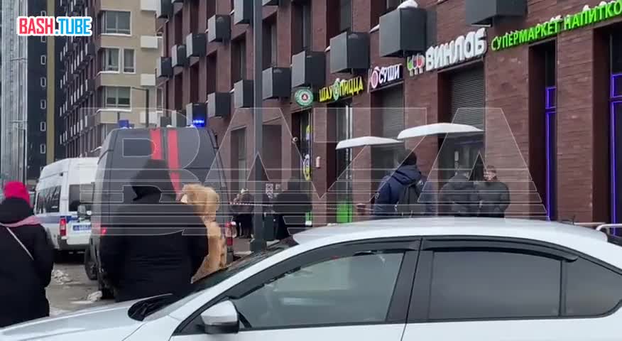  Правоохранители проверяют автомобили, припаркованные рядом с местом покушения на генерал-лейтенанта Алексеева