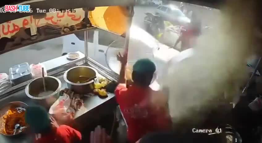  В Индии автомобиль протаранил ларёк с едой и на людей вылилось раскаленное масло