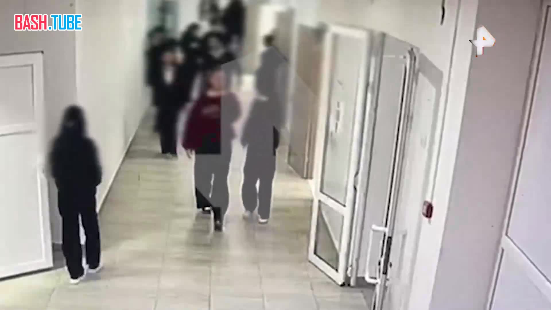  Ученик с топором бегал за детьми по коридорам школы в городе Кульсары, сообщают казахстанские СМИ