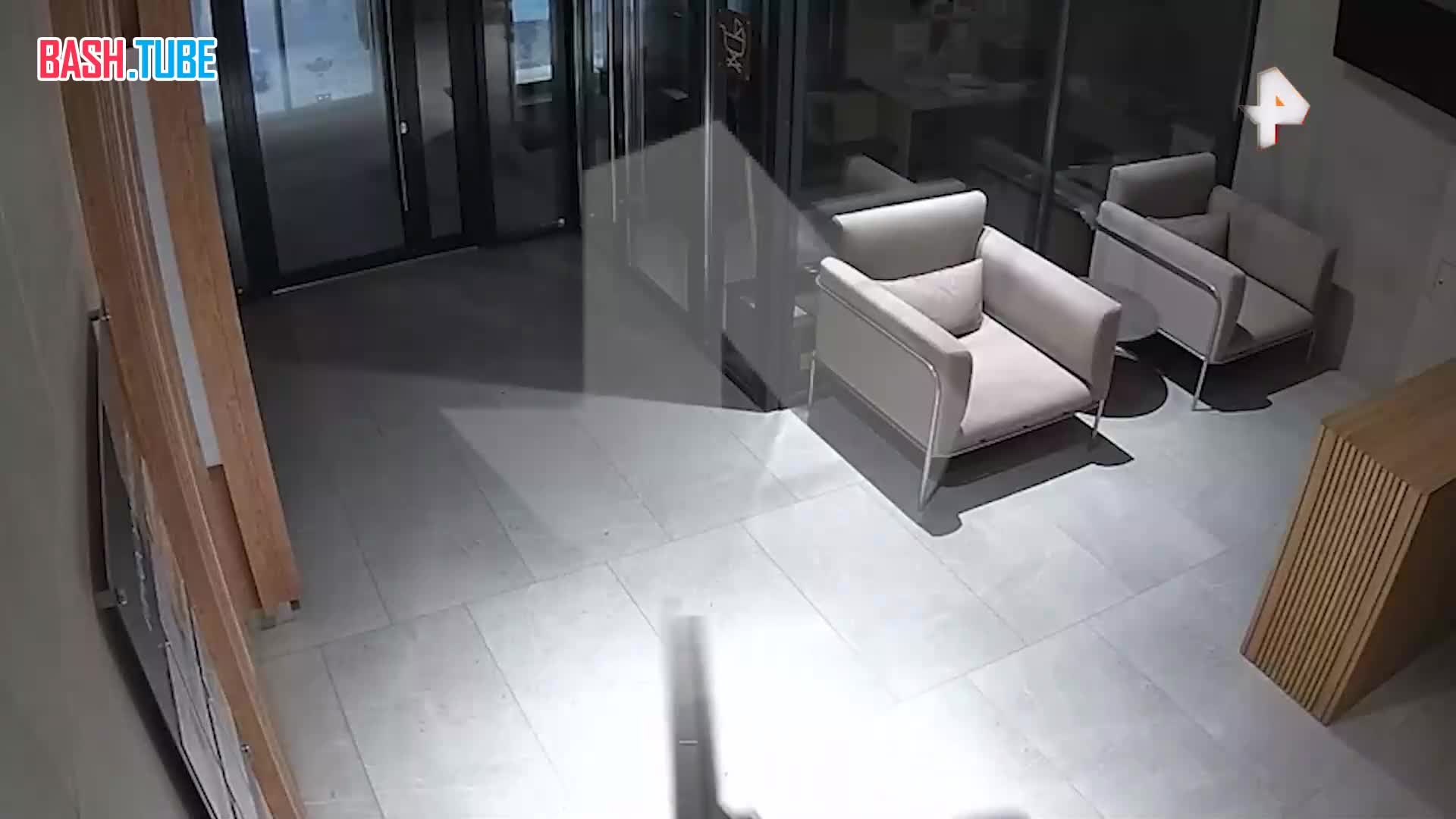  Металлическая плита чуть не распластала собаку в новом казанском ЖК