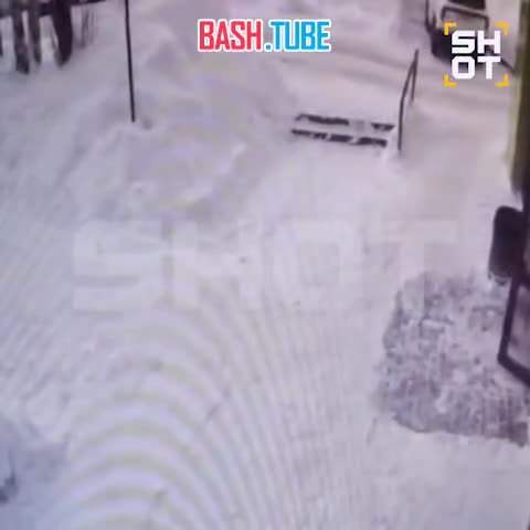  Глыбы снега упали с крыши прямо на ребёнка в Кирове. Девочка в состоянии средней тяжести с травмой головы