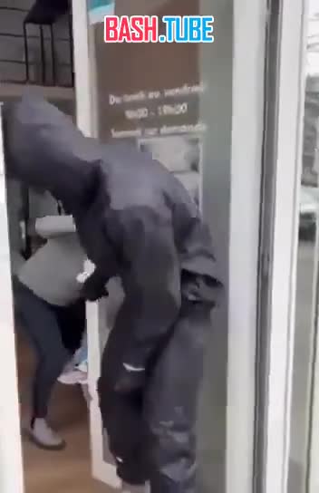  Преступники бросили гранату в салон красоты во французском Гренобле