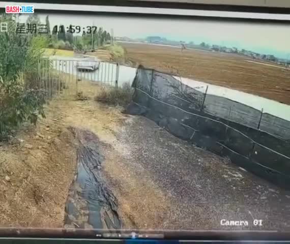  В Китае целая семья чуть не сгорела заживо из-за заблокировавшихся дверей в машине после ДТП