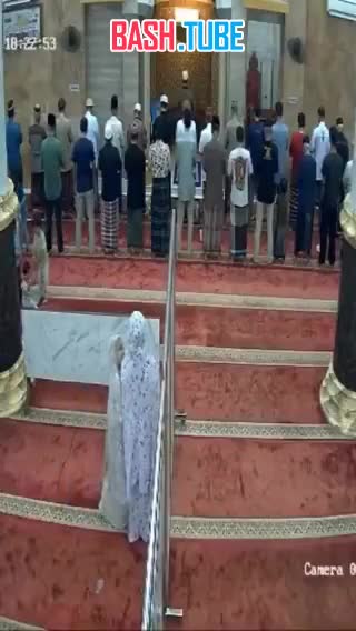  В Индонезии две девочки баловались в мечети и уронили перегородку прямо на голову маленькому мальчику