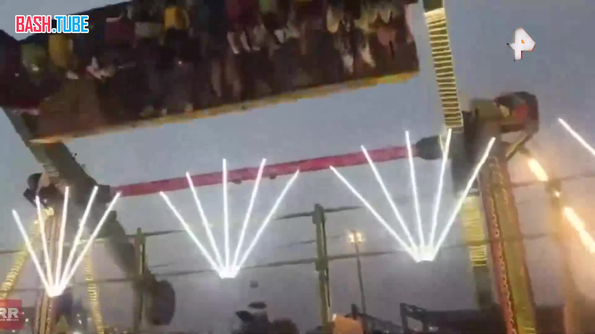  Забитый посетителями аттракцион рухнул в Индии, погиб полицейский, 13 человек пострадали