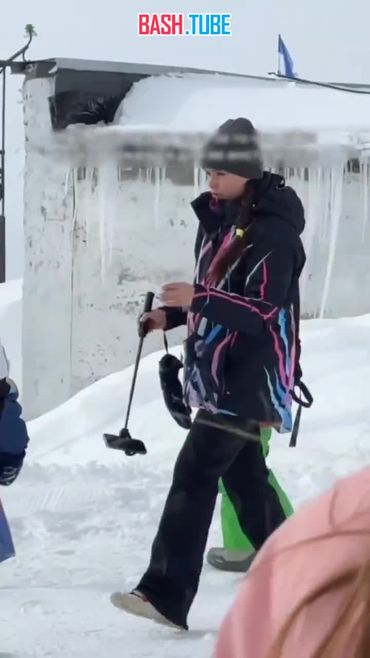  Где-то на горнолыжном склоне «яжемать» надавала пощёчин сыну за недостаточно хорошее позирование для фотографий