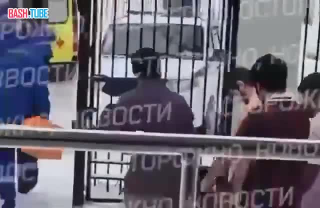  Кадры с места нападения в Уфе - студенты выносят одного из пострадавших в общежитии во время нападения с ножом