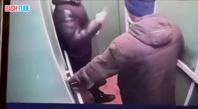  В барнаульском лифте пьяный боксер избил парня с ДЦП