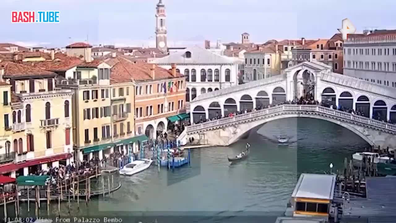  Неуправляемое судно врезалось в две гондолы, помялось о мост и разбило причал в Венеции - пострадали люди