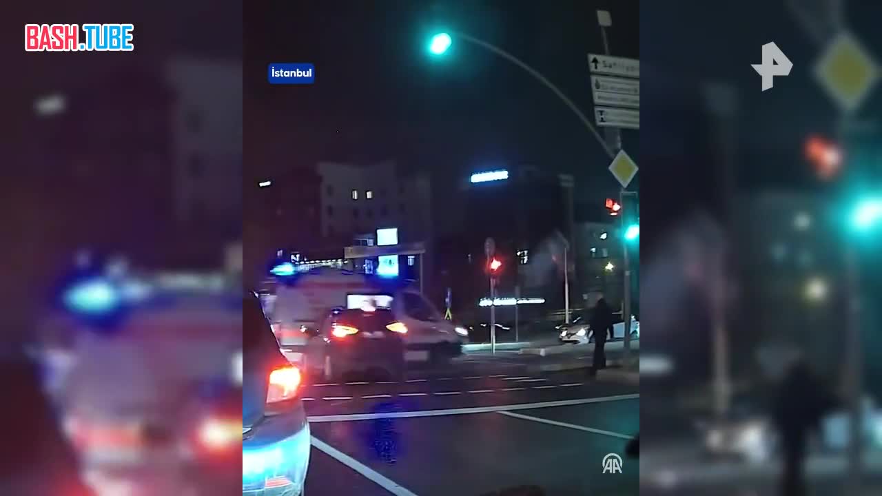  Легковушка влетела в машину скорой и перевернула её в Стамбуле - внутри находился пациент