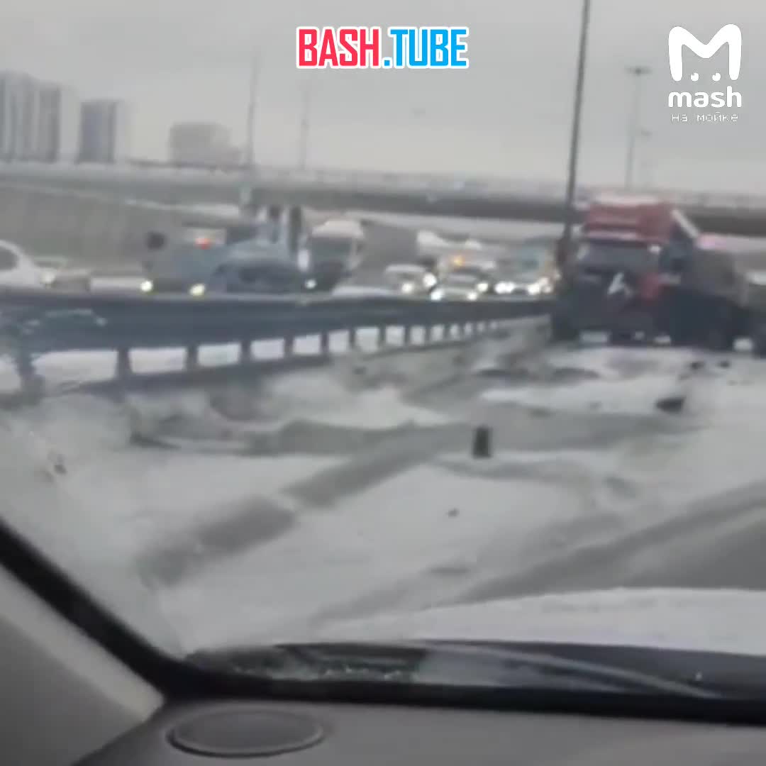 Шестикилометровая пробка на внешнем кольце КАД из-за мощной аварии с грузовиком на съезде с Большого Обуховского моста