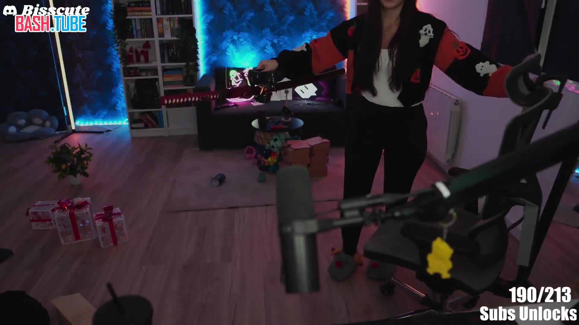  Стримерша Twitch Bisscute перерезала себе сухожилия на двух пальцах, схватившись за выпавший из ножен* самурайский меч