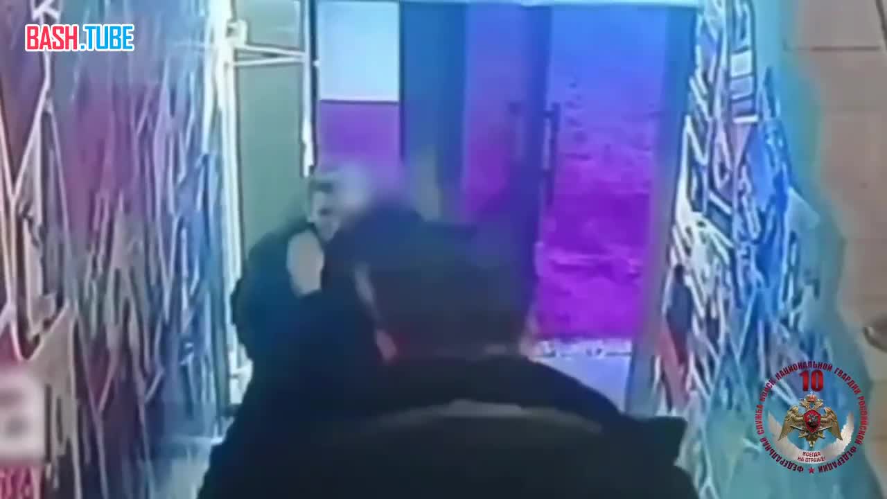  В Подмосковье братья набросились на случайного прохожего после ссоры из-за девушки