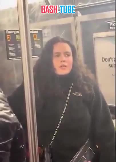  В метро Нью-Йорка толпа афроамериканцев жёстко буллила девушку, но она оказалась не из робкого десятка