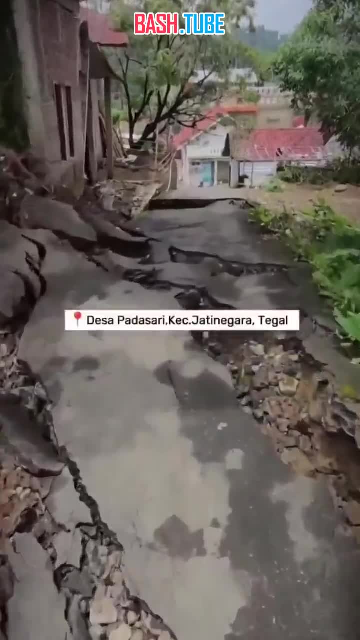  На видео последствия редкого ползучего оползня, сопровождаемого серией землетрясений в Индонезии
