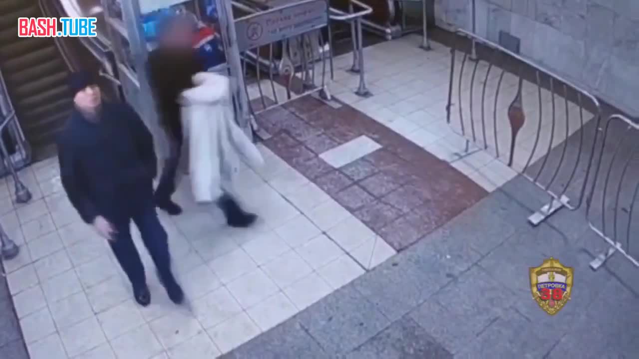  В московском метро мужчина избил подростка, не пропустившего его на эскалаторе