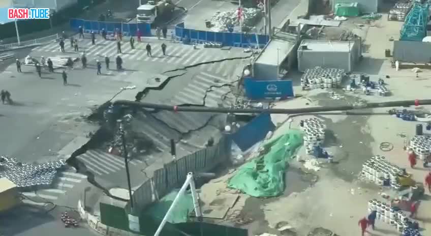  Огромная воронка поглотила дорогу в Шанхае