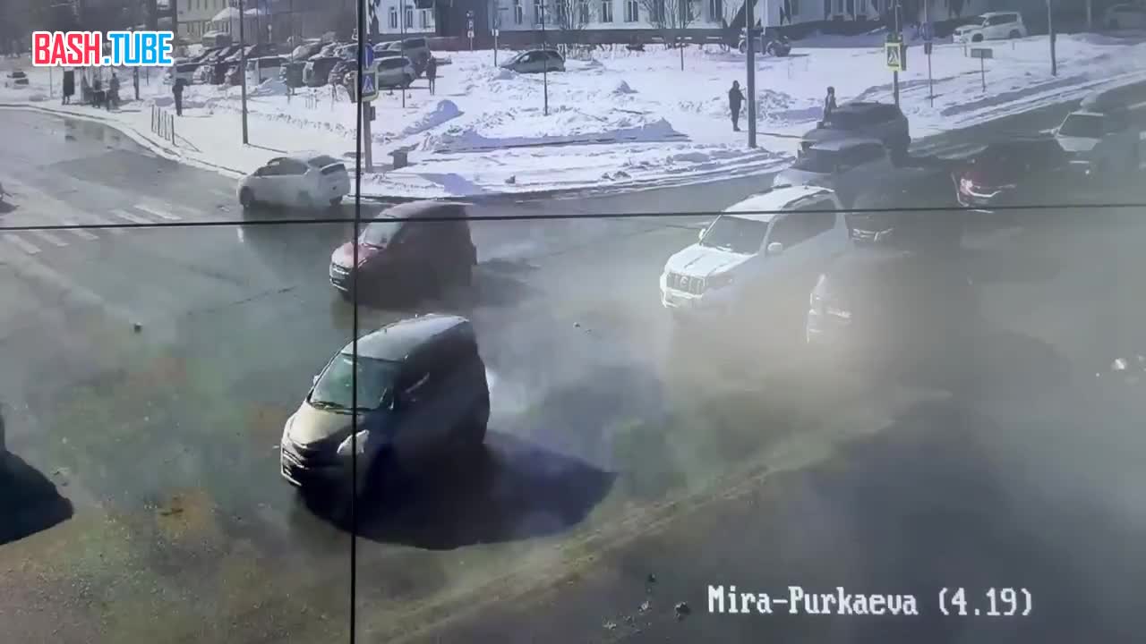  Внедорожник врезался в скорую помощь на перекрестке в Южно-Сахалинске