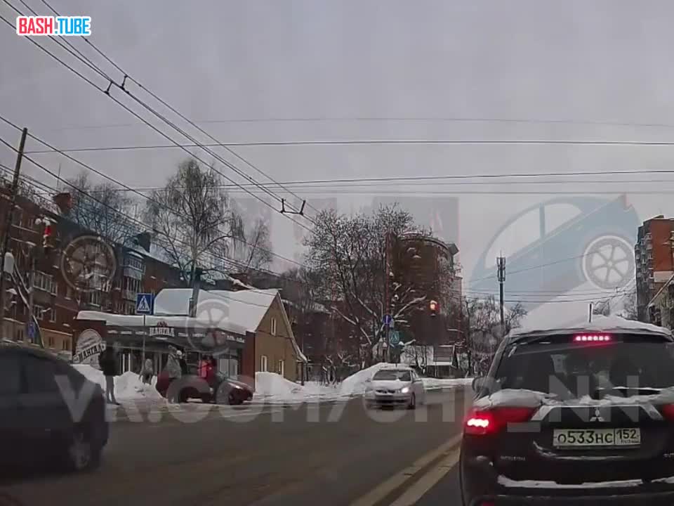  В Нижнем Новгороде курьер спешил доставить заказ, но был жестко сбит автомобилем