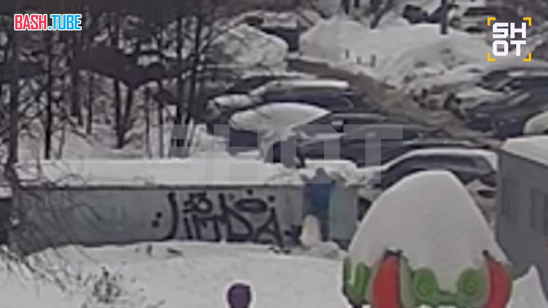  Врачи скорой пытаются реанимировать на месте ребёнка, пострадавшего в московском Солнцево