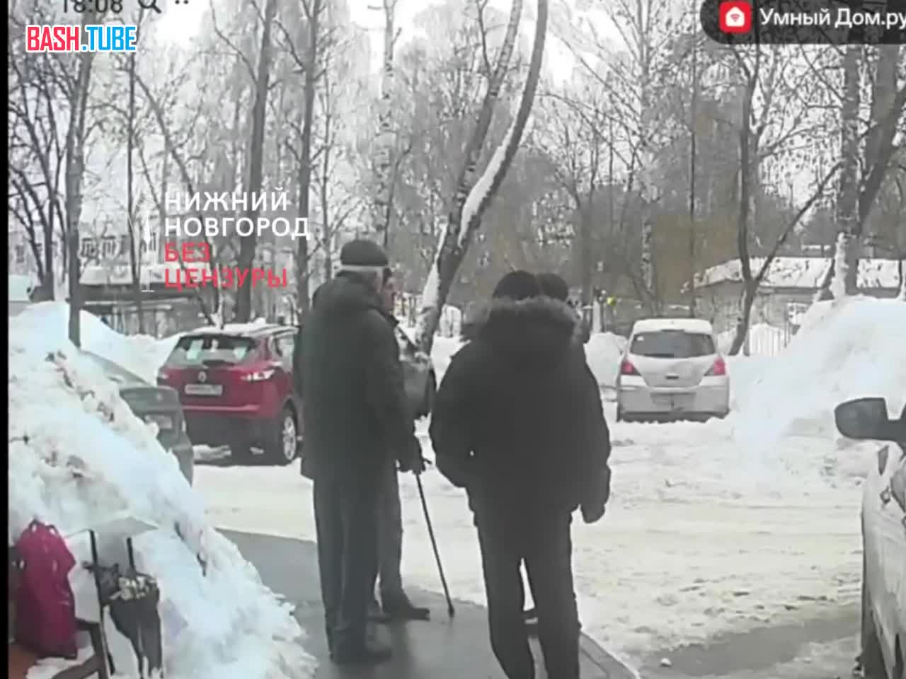  Момент падения трамвайной остановки на улице Глинки в Сормове попал на видео